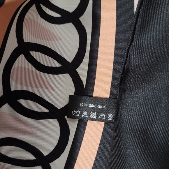 Sold‼️🌟Host Pick🌟Chanel scarf size 90×90cm(in) - Picture 9 of 11